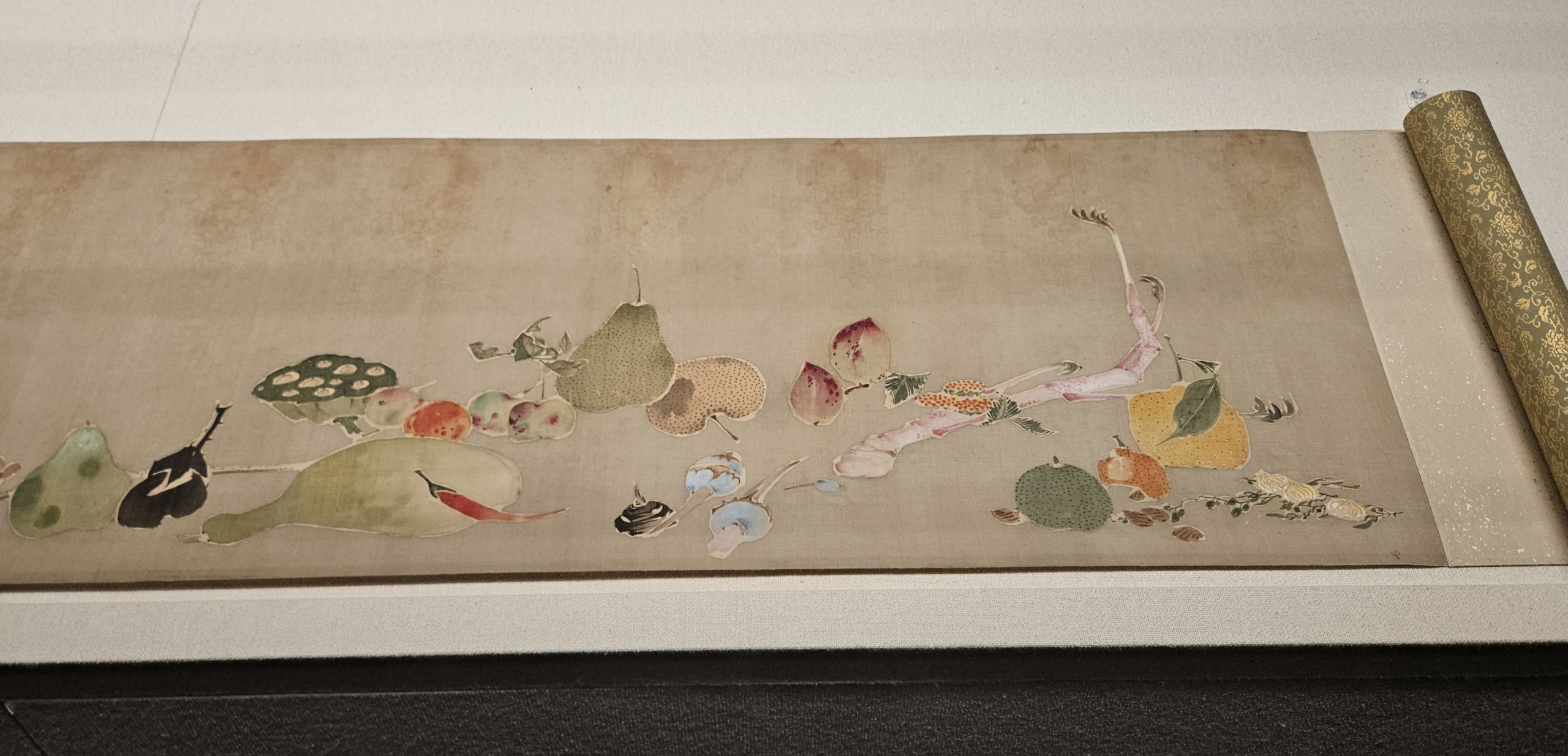 伊藤若冲寬政二年（1790）前作〈果蔬圖卷〉局部，絹本設色，30.5×332.2公分，福田美術館藏。攝影／曾信容。