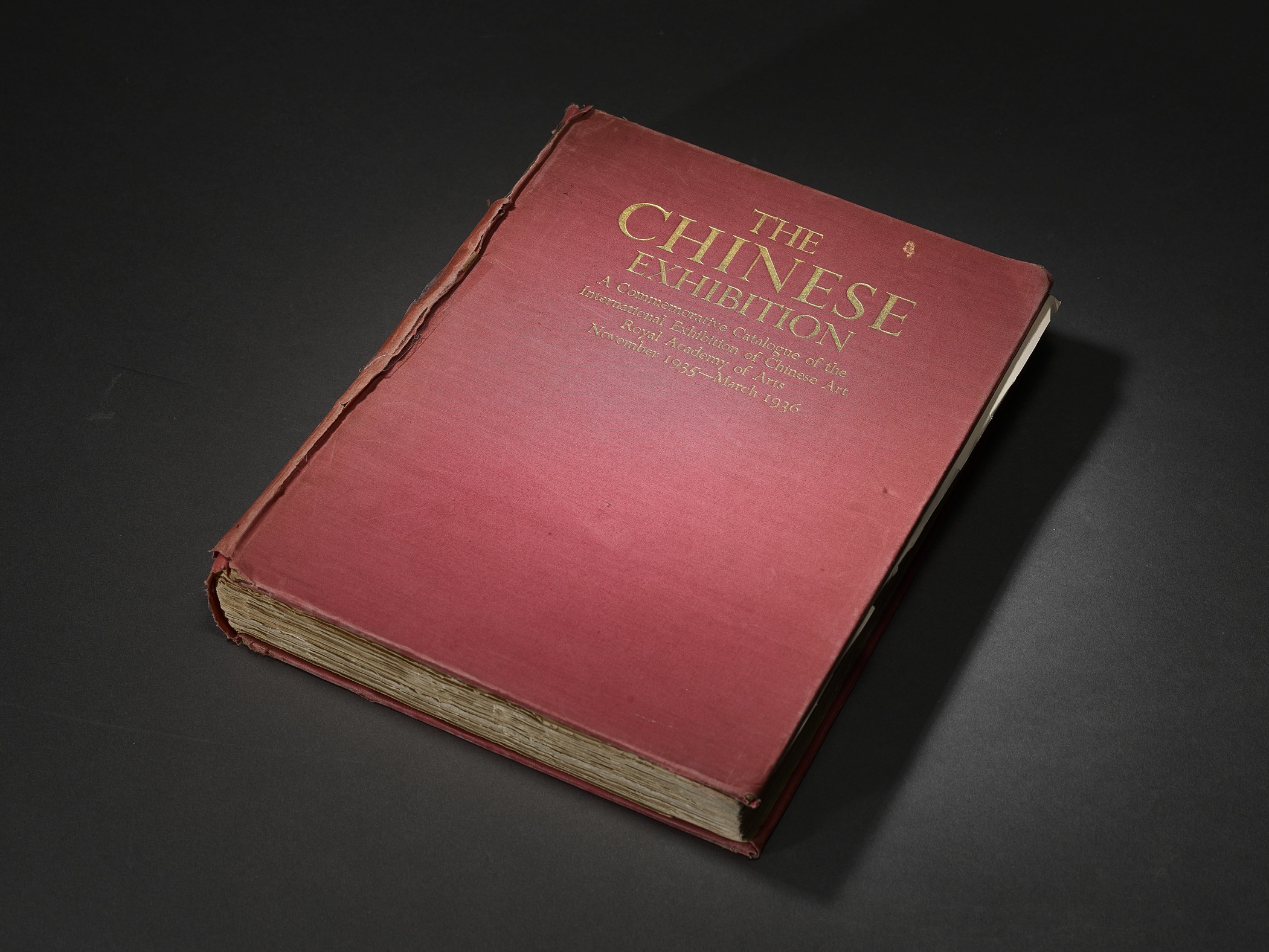 英國皇家藝術學院於1935 至1936 年舉行的「中國藝術國際展覽會」圖錄。圖 / 佳士得香港提供。