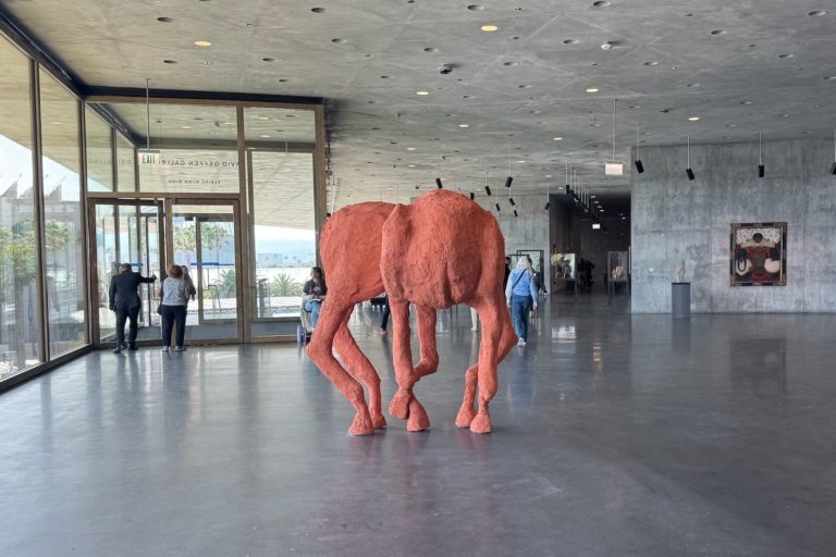 把線性藝術史留在美術館門口——LACMA「海洋譜系」的策展策略