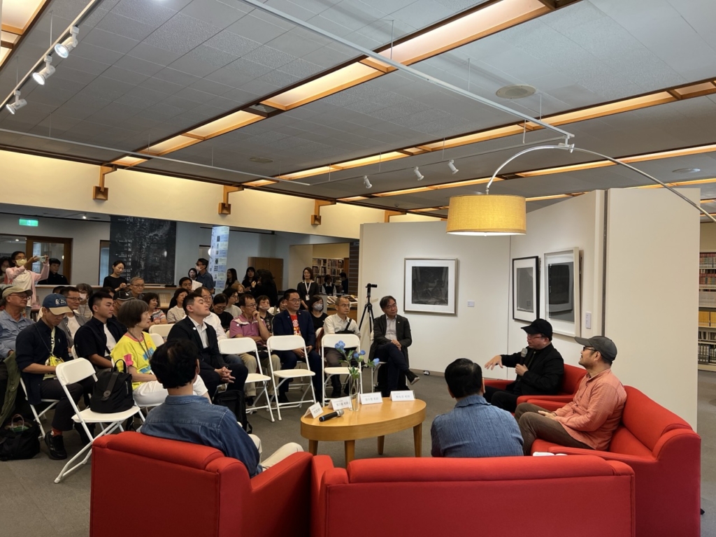 「映所」始幕沙龍由高美館館長顏名宏主持，與前臺北市文化局局長鍾永豐、CANS當代藝術新聞雜誌總編輯鄭乃銘、民族音樂學家與文化研究者明立國共同與談。（攝影：朱貽安）