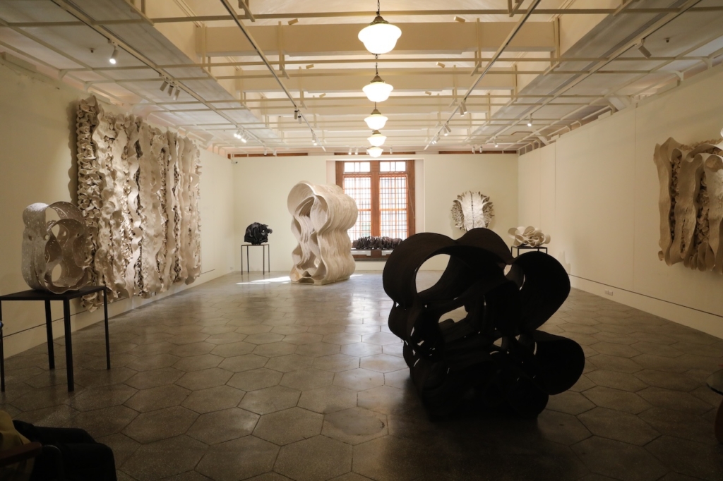「薛西佛斯的疑惑——徐永旭國際巡迴展」於臺南弎畫廊展出。（藝術家提供）