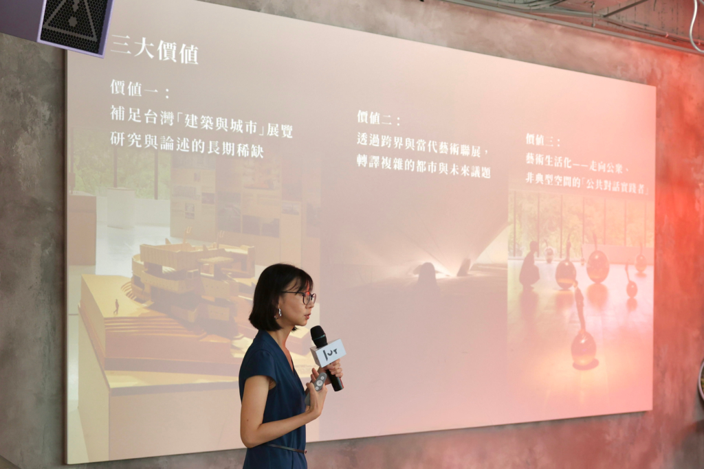 忠泰美術館總監黃姍姍分享十週年計畫。 © 忠泰美術館