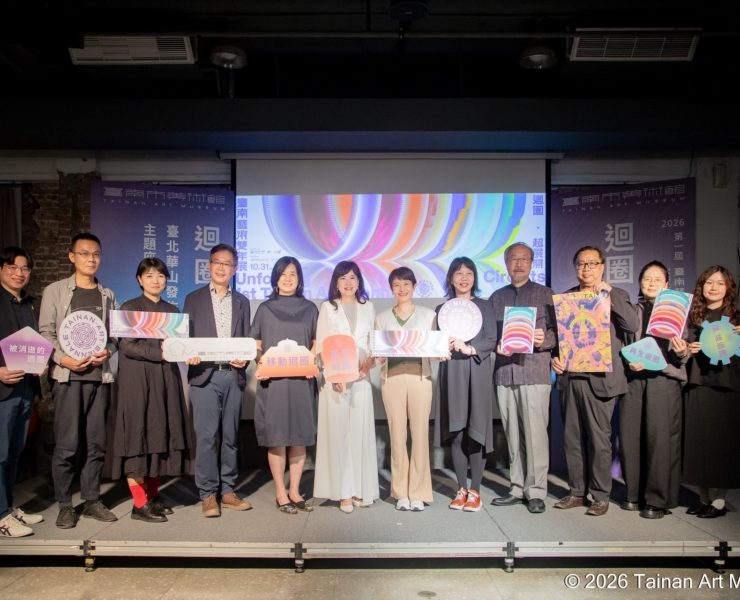 13-七位策展人與龔卓軍館長、觀光署長陳玉秀、游文玫董事長、周雅菁司長、黃雅玲局長合影。（南美館提供）