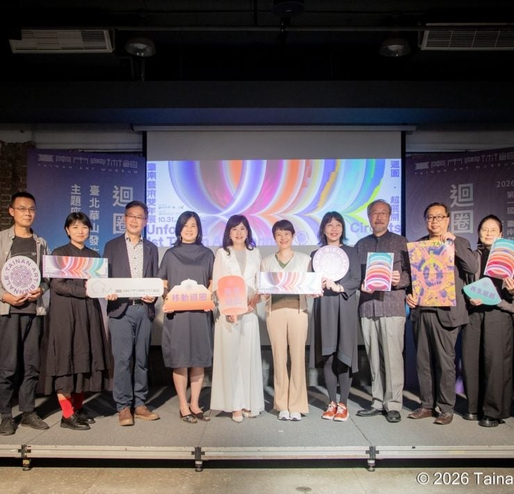 13-七位策展人與龔卓軍館長、觀光署長陳玉秀、游文玫董事長、周雅菁司長、黃雅玲局長合影。（南美館提供）