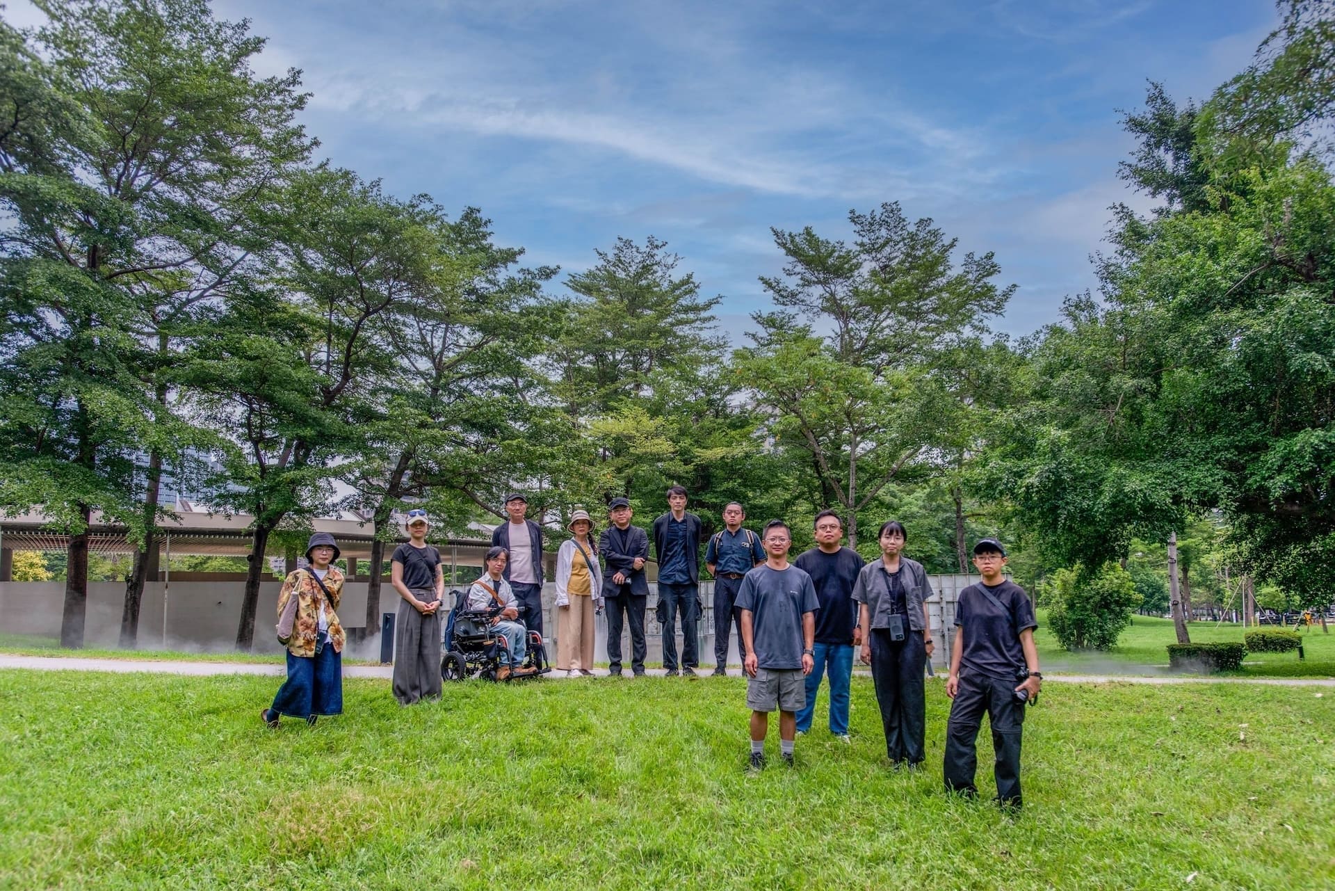高美館《縫隙計畫》即(31)起開展，館長顏名宏(左6)、參展藝術家、評審委員林宏璋(左4)與張惠蘭(左5)共同合照留念。（高雄市立美術館提供）