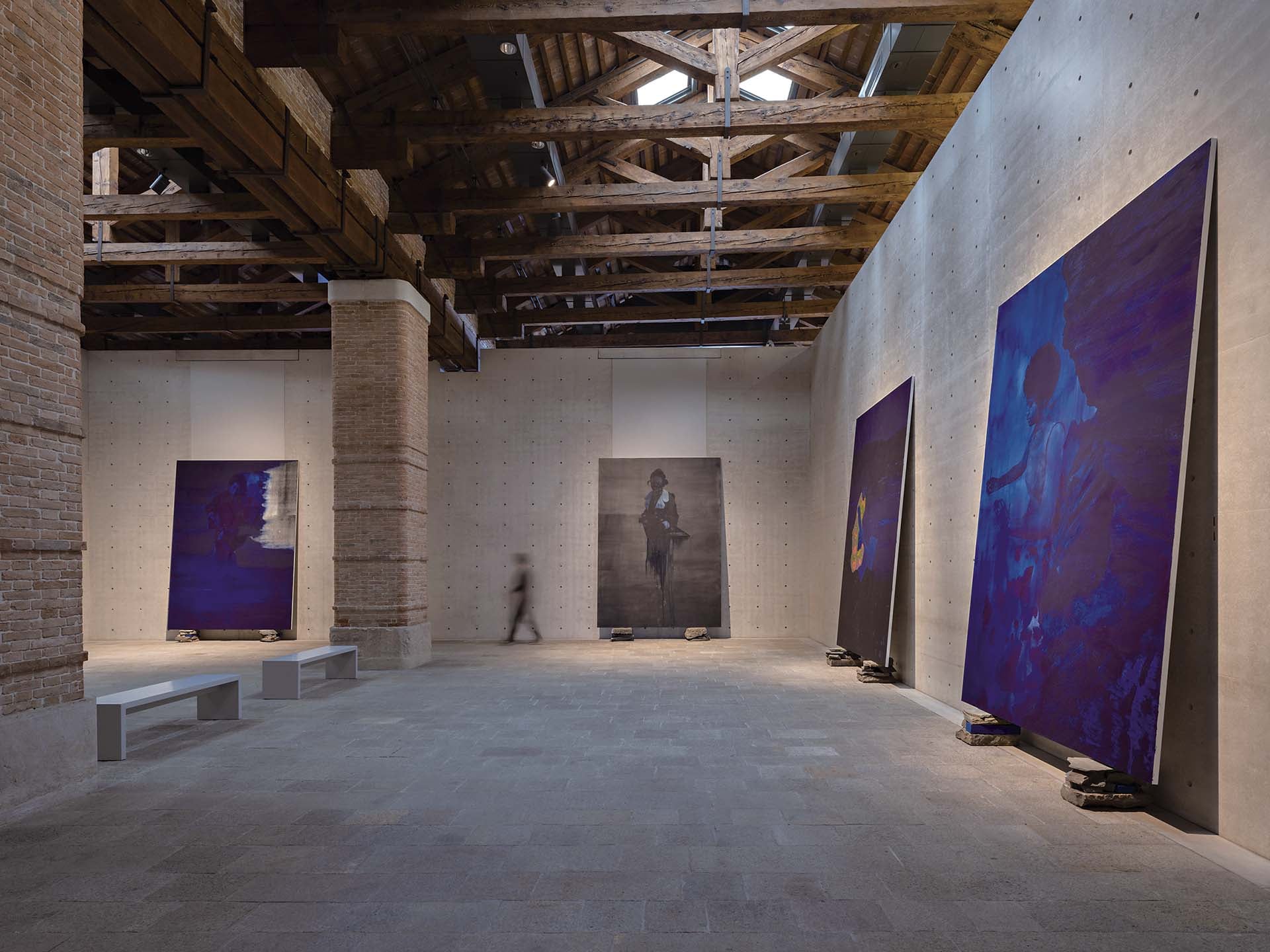 「第三人稱」（Lorna Simpson: Third Person）展覽於威尼斯海關大樓（Punta della Dogana）展出，呈現勞娜．辛普遜（Lorna Simpson）近年創作。圖為展覽現場一景。（攝影／James Wong，…