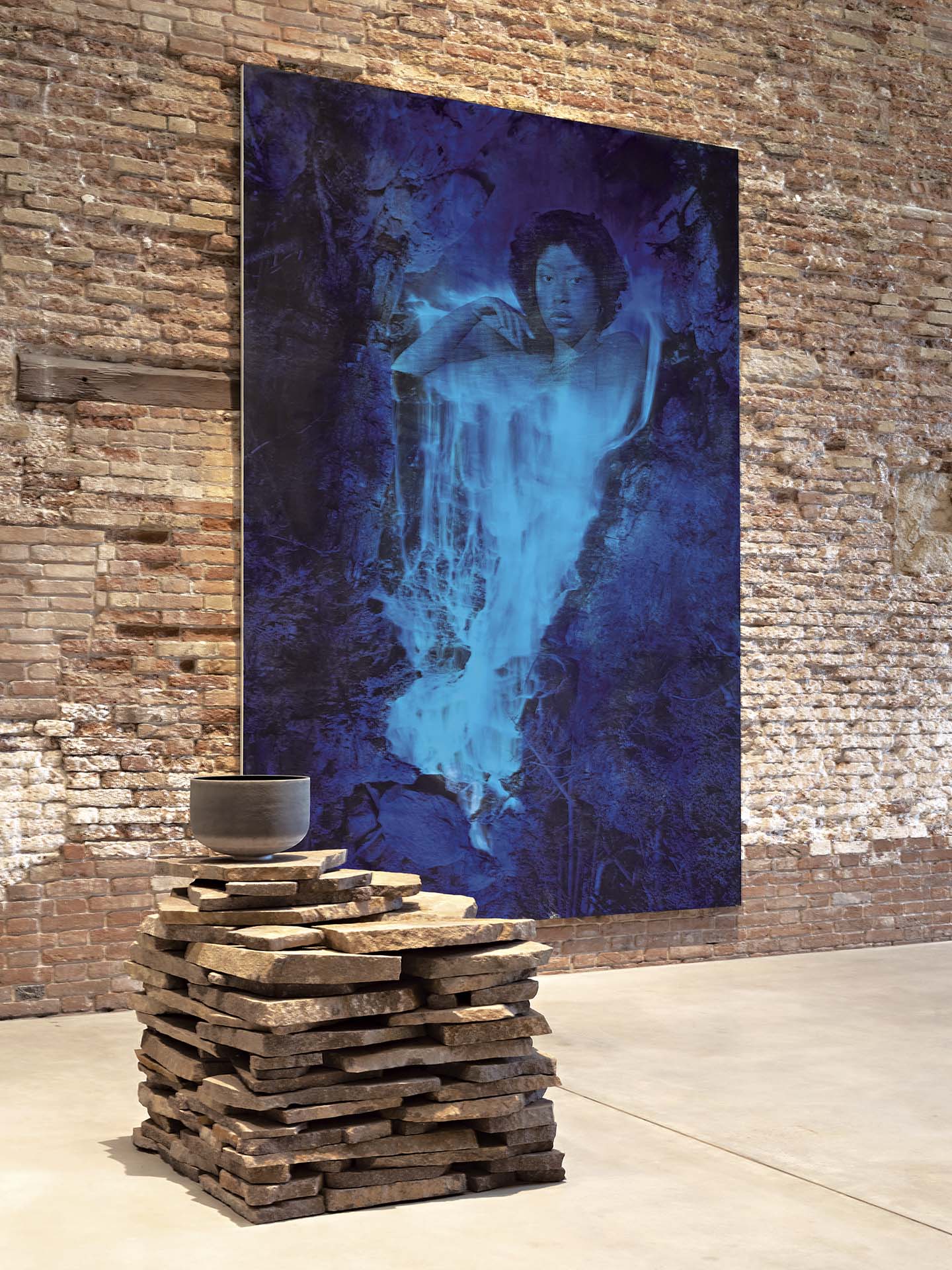 「第三人稱」（Lorna Simpson: Third Person）展覽於威尼斯海關大樓（Punta della Dogana）展出，呈現勞娜．辛普遜（Lorna Simpson）近年創作。圖為展覽現場一景。（攝影／James Wong，…