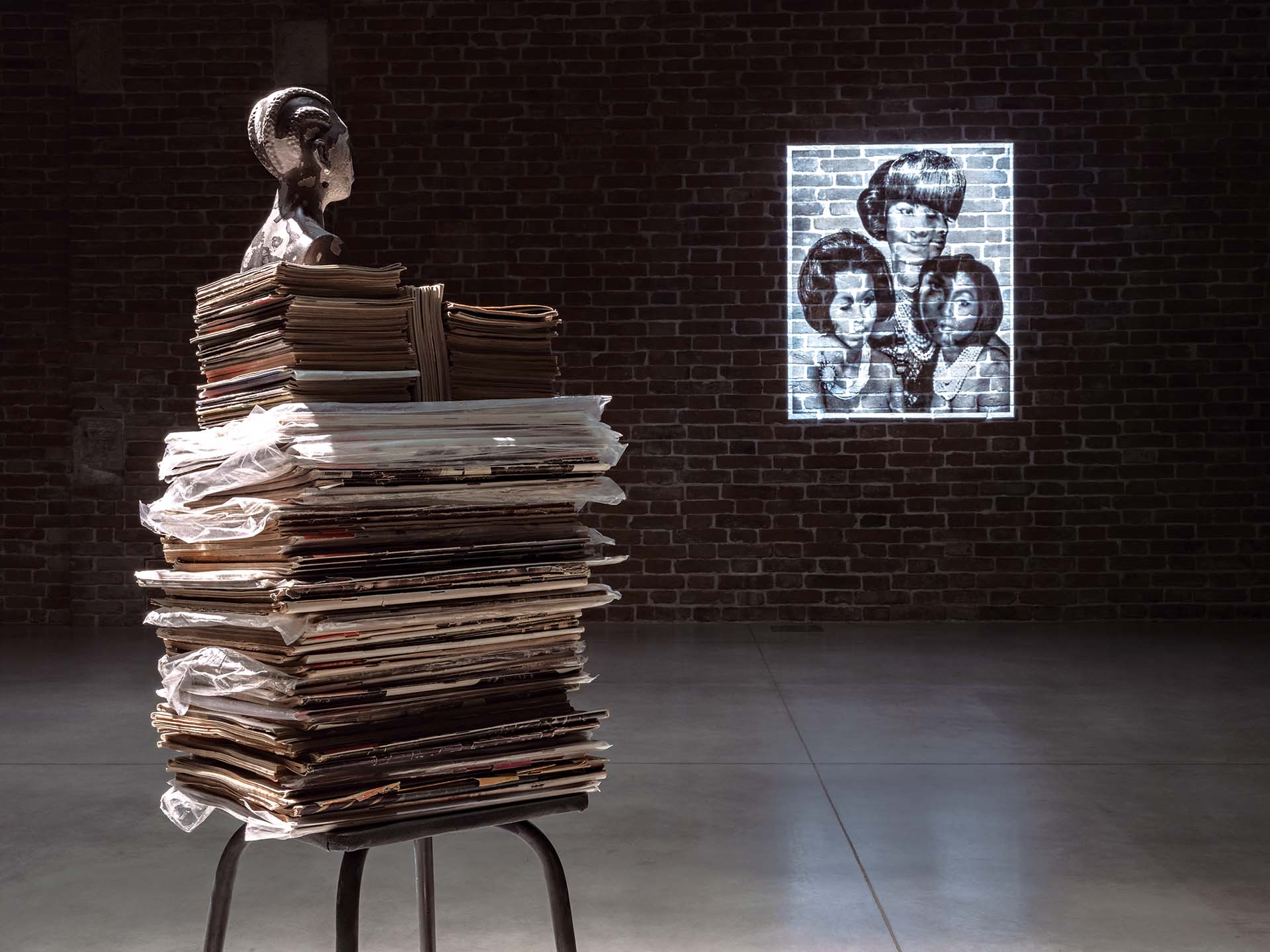 「第三人稱」（Lorna Simpson: Third Person）展覽於威尼斯海關大樓（Punta della Dogana）展出，呈現勞娜．辛普遜（Lorna Simpson）近年創作。圖為展覽現場一景。（攝影／James Wong，…
