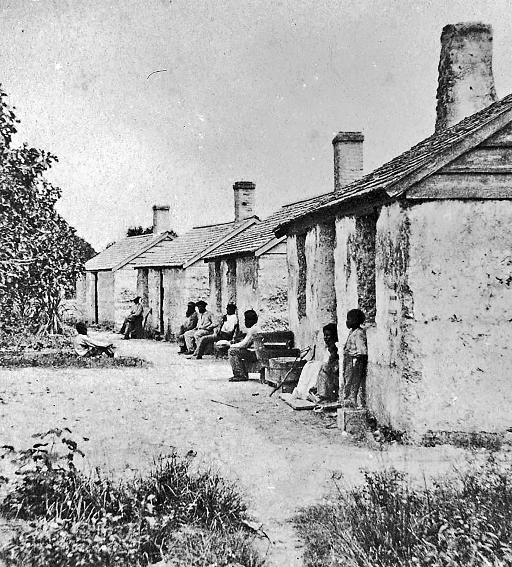 約1865年，美國佛羅里達州（Florida）喬治堡島（Fort George Island）金斯利種植園（Kingsley Plantation）的奴隸宿舍，由被奴役的非裔勞動者建造，曾居住數百名奴隸。圖為現存建築影像。（Stories…