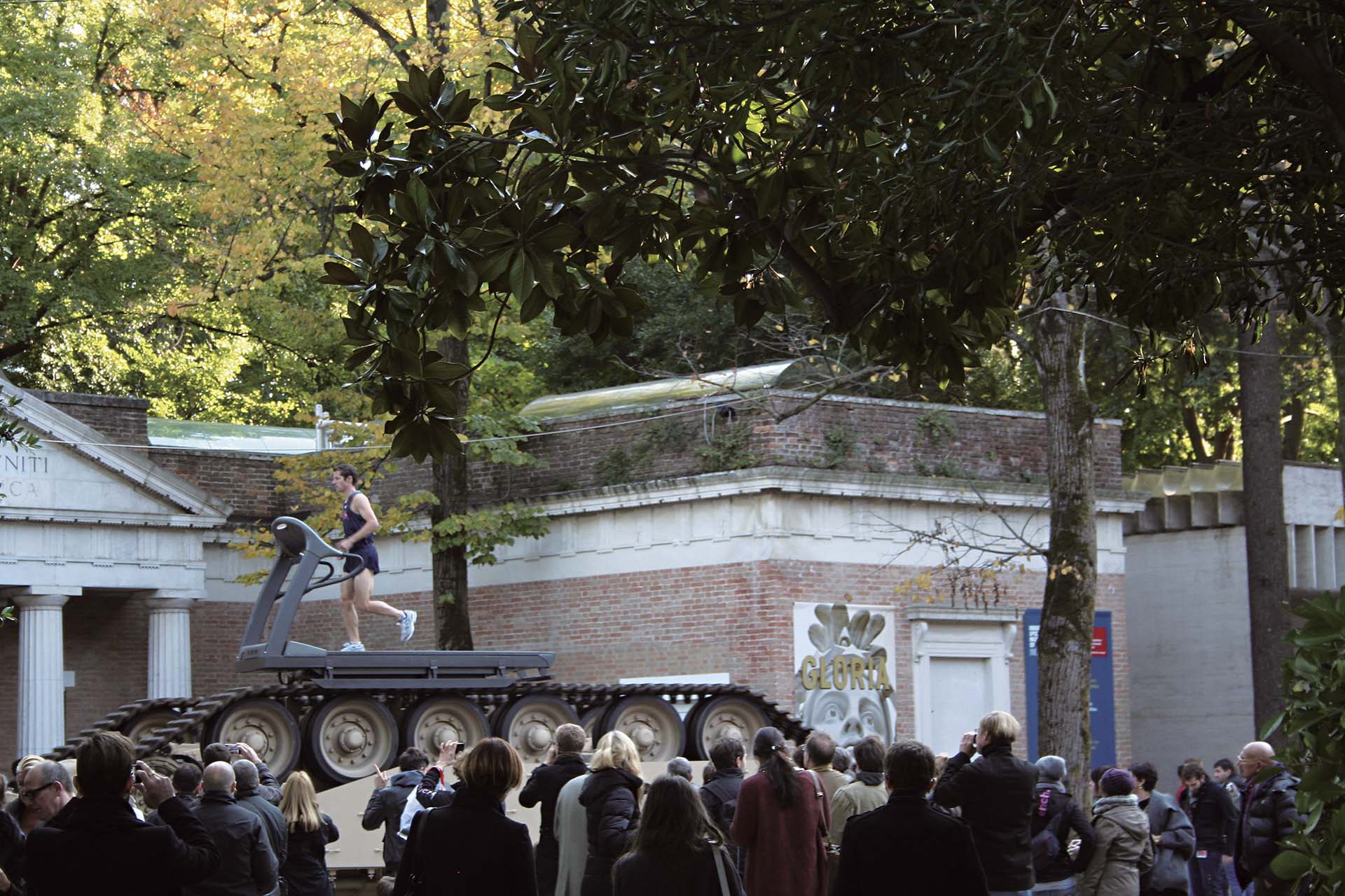 威尼斯雙年展（Venice Biennale）賈爾迪尼園區（Giardini）國家館群一景，呈現林蔭中的常設展館空間與各國國家館機制。圖為英國館（British Pavilion）附近景觀。（攝影／Cyril S，Public Domain…