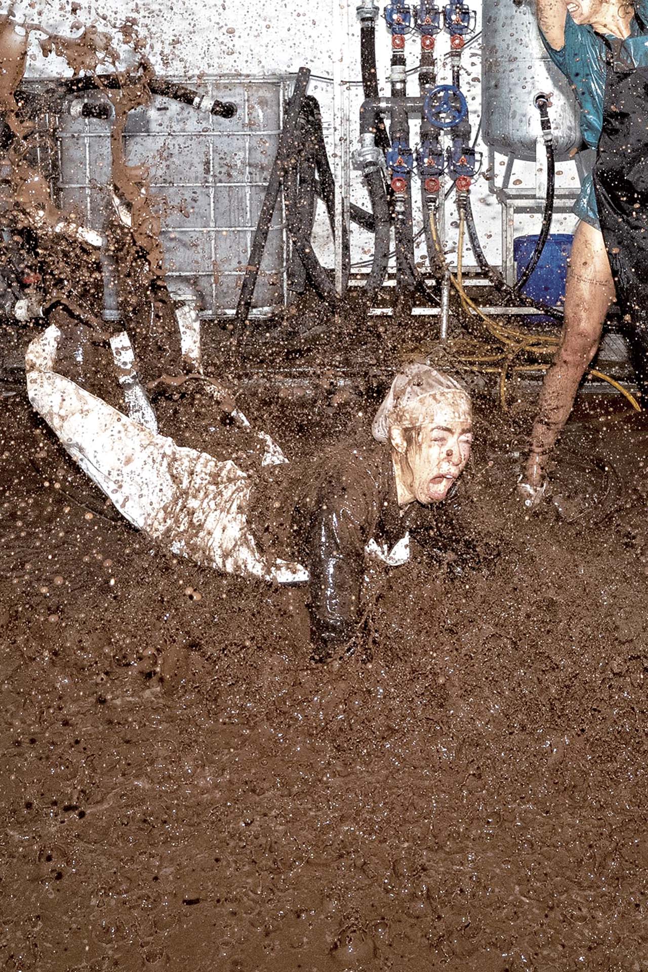 霍金格將排尿、排便、女性潮射、出血等生理行為納入編舞，旨在將身體「客體化」以奪回對父權規訓的主導權。（© Nicole Marianna Wytyczak）