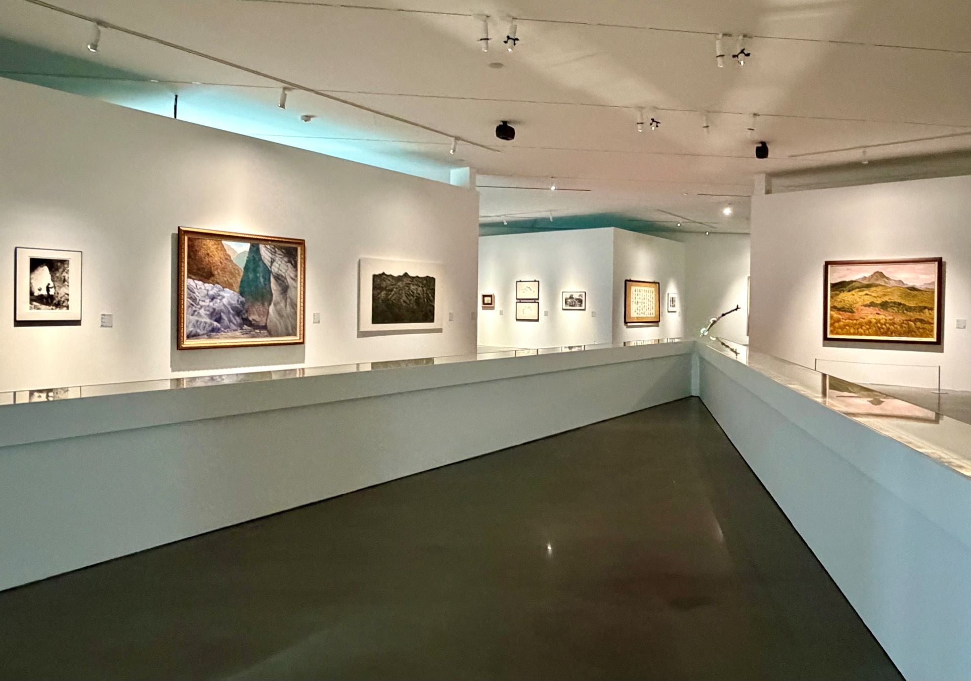 「大肚之盟：山海間的物際外交」子題「臺地．驛站．贊助」展場一景。攝影：楊椀茹。