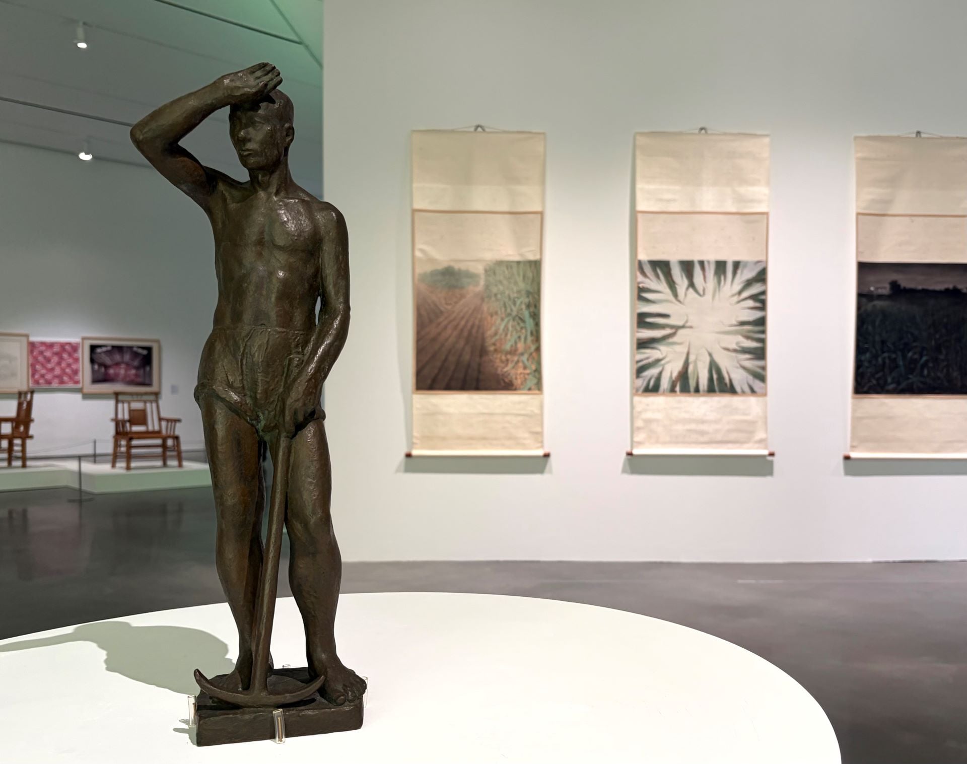 「大肚之盟：山海間的物際外交」子題「青果．市場．工藝」展場一景。陳夏雨、，《勞動者》，銅，11.5 × 10 × 46.2 cm，1951。攝影：楊椀茹。
