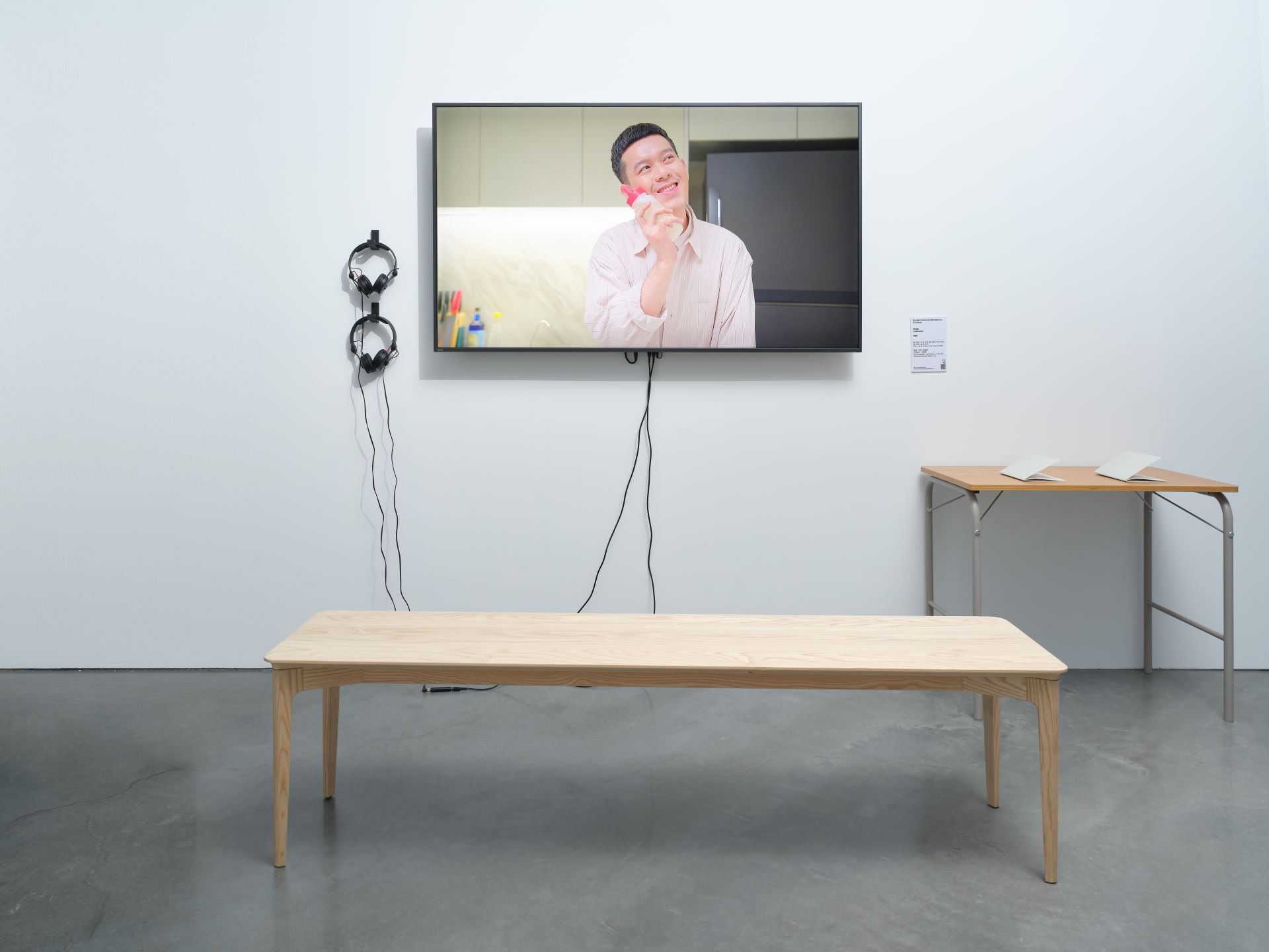 李文皓，《Daylight Come And We Want to Go Home》，第一部份：15’13”、第二部份：14’51”、第三部份：06’02”，2026。拍攝、剪接：劉耀均；手冊設計：廖振堯。臺中市立美術館委託創作。圖片來源：…