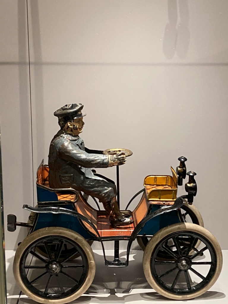相｜1900年紐倫堡製造的玩具「面對面式汽車」（Vis-à-vis 汽車）。當時人類交通工具從「馬車時代」跨入「汽車時代」，汽車結構依然保持馬車時代的特色，出現了面對面的造型。因為技術改變，同時期也出現了大量鐵皮玩具。