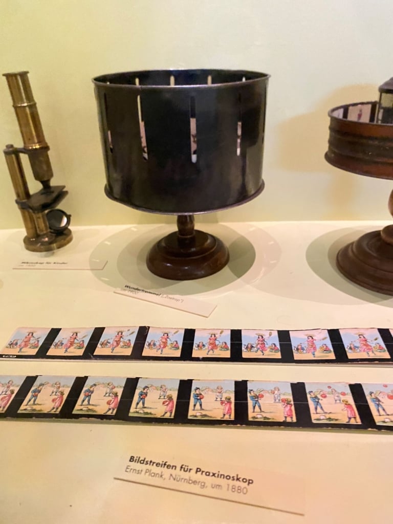 相｜19世紀末電影發明的前後，市面上已經推出這些光學玩具。