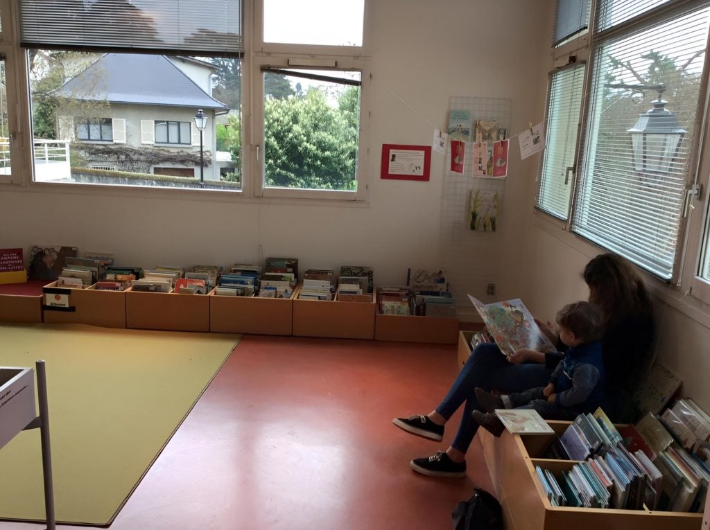 拐角隱藏著鋪地墊的幼兒圖書區，可機動成為說故事場地。