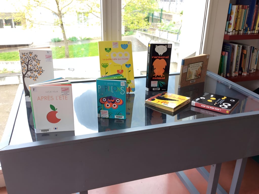 「脆弱書」主題書展示桌上放著立體書、局部翻頁書⋯⋯等