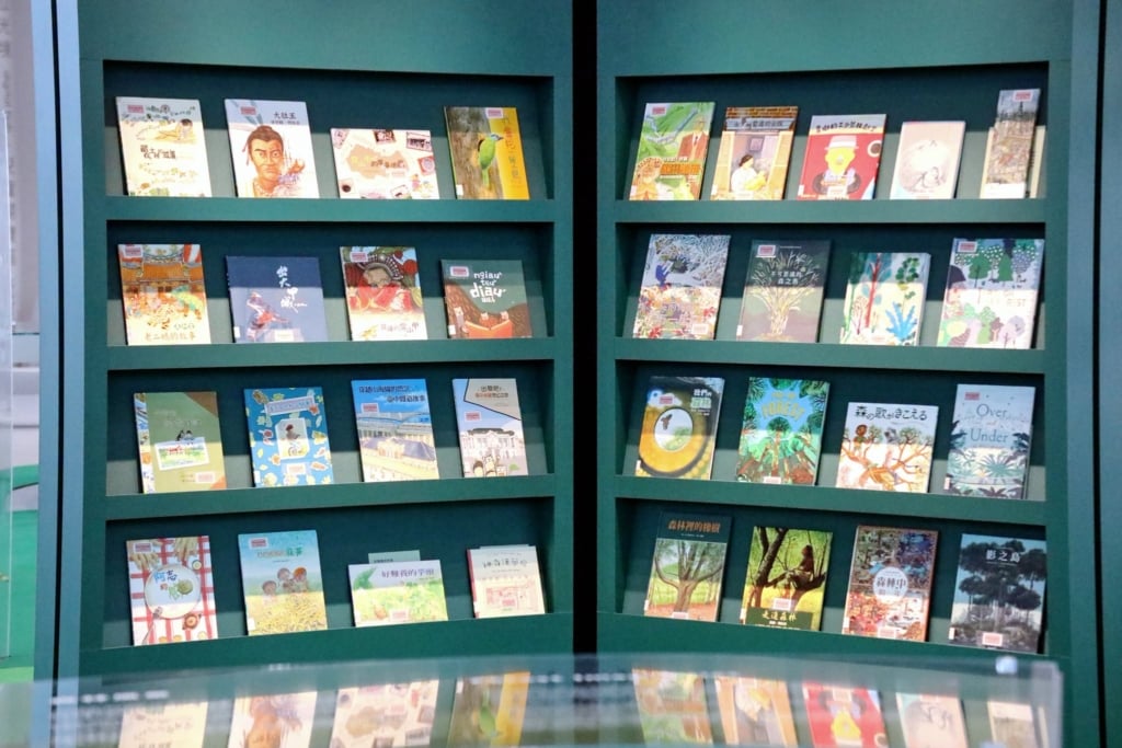 25位臺灣知名插畫家作品齊聚綠美圖 中市圖十週年「散步森林」展療癒開展
