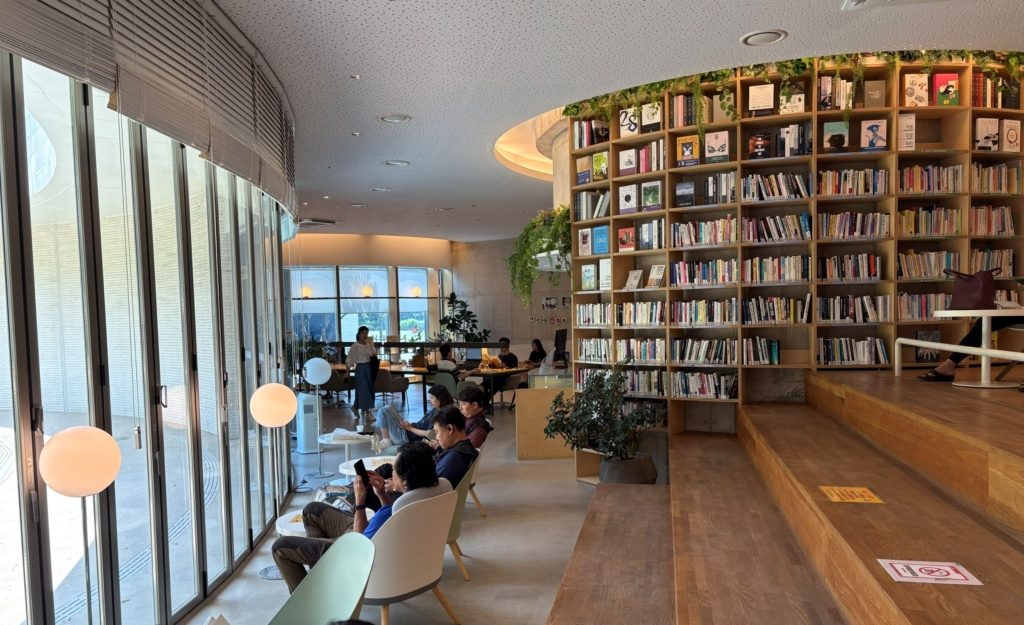 【專欄｜旅行的終點是圖書館】讓有書的地方，成為人們休息之處— 陽川公園Book Shelter