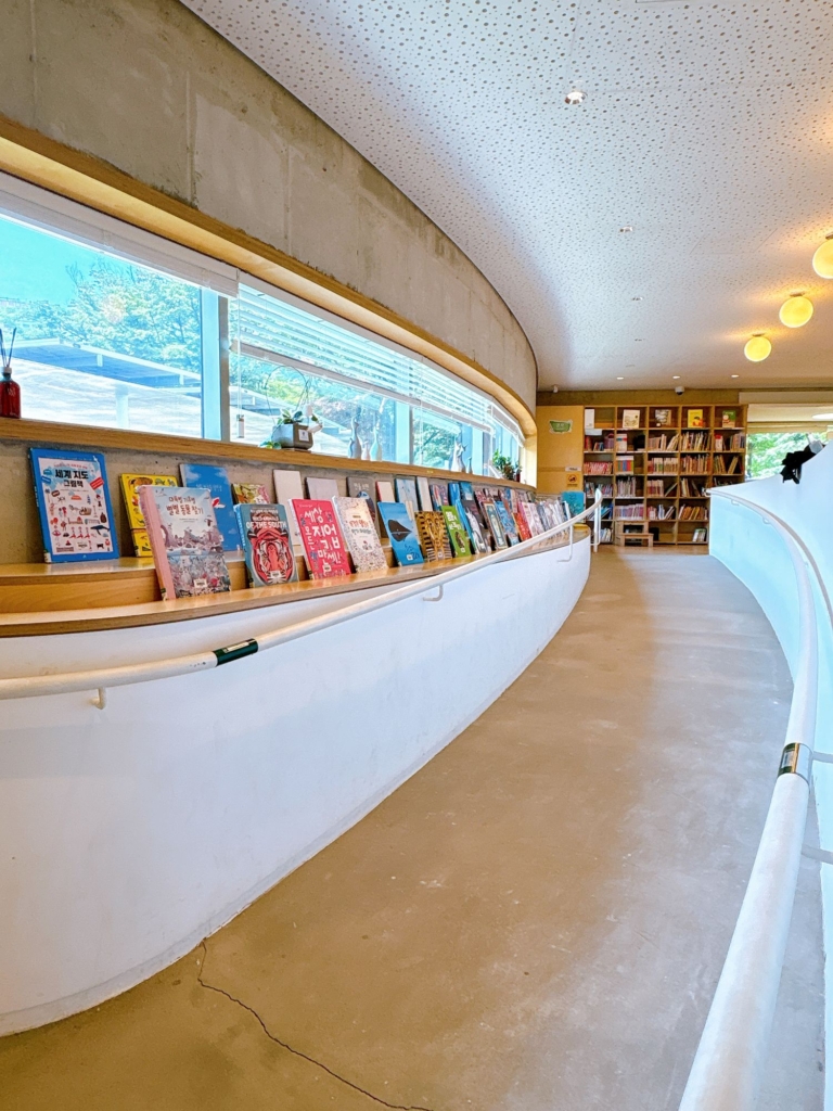 無障礙坡道的盡頭是兒童書區，方便推娃娃車的父母。