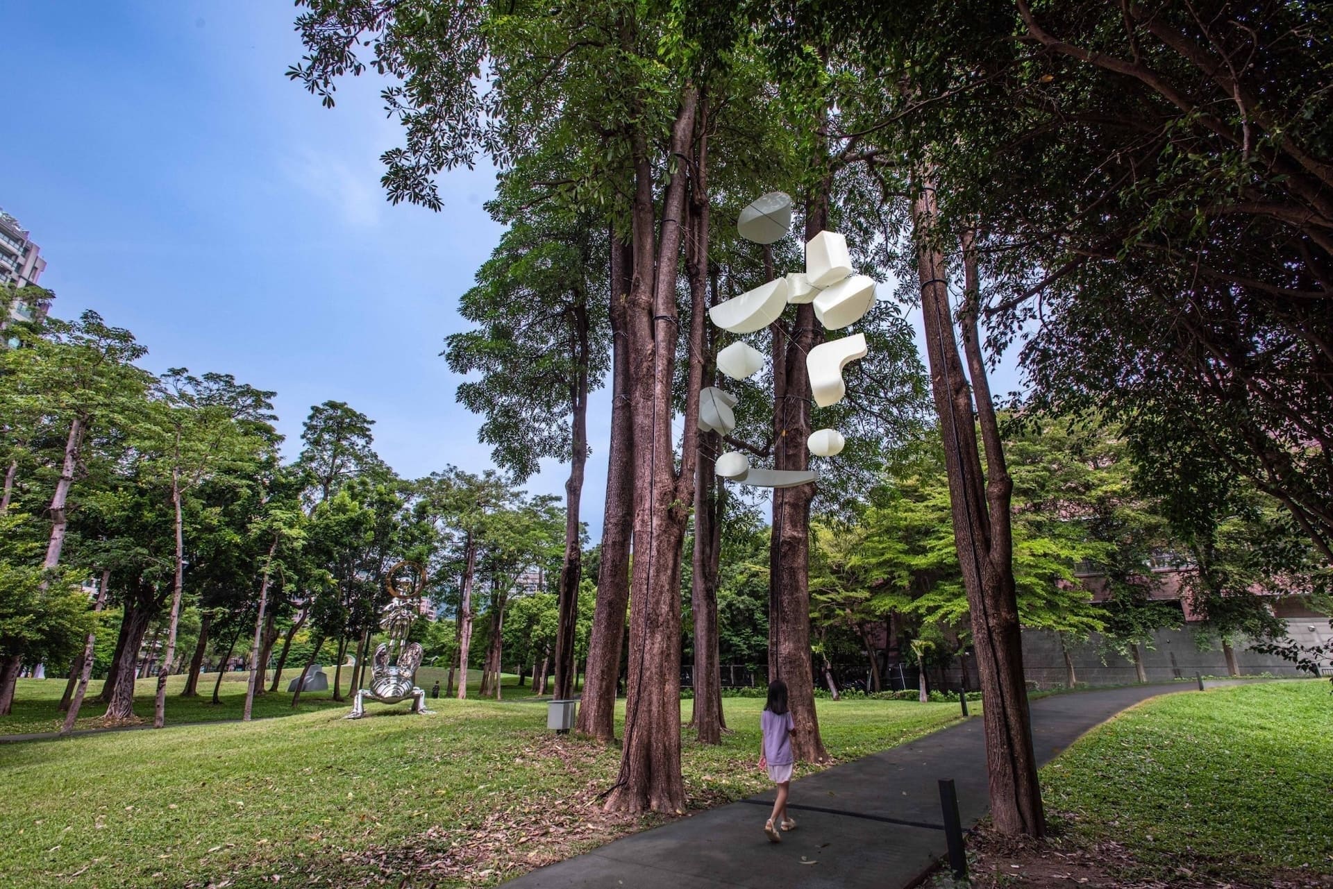 丁建中《浮游&nbsp;II》隨風、濕度、光線與人流持續變化，讓觀眾在穿行之間感受光線與空間流動的節奏。