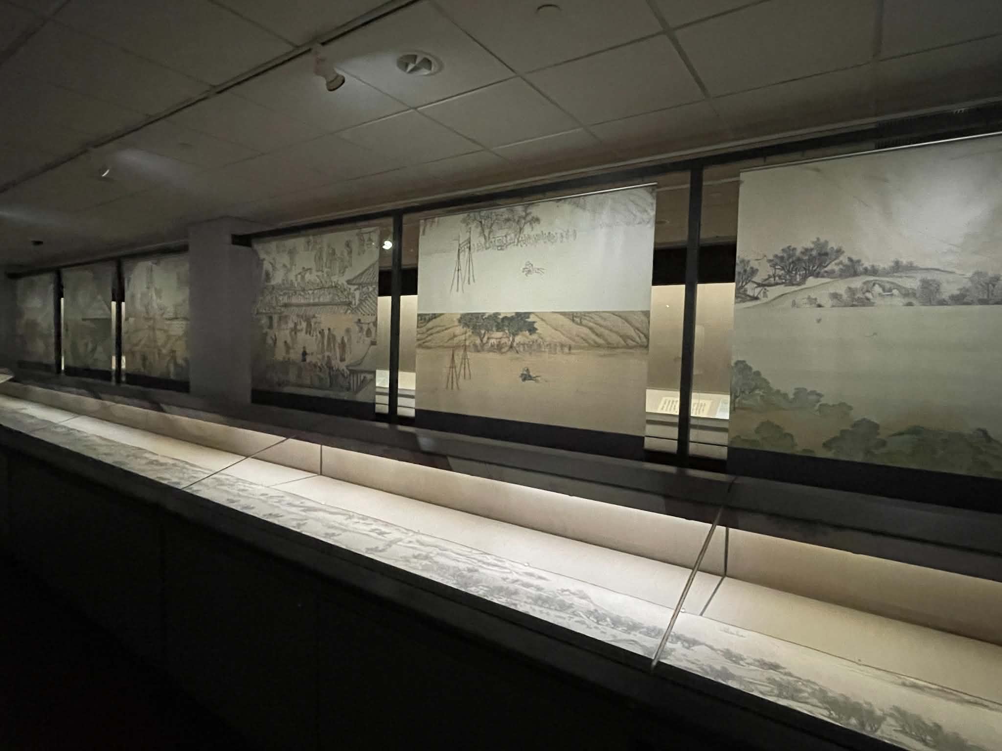 「騁技與運動──書畫中的技藝與體能活動」同時展出白描與設色兩卷〈清明上河圖〉。 攝影 / 浦莉安