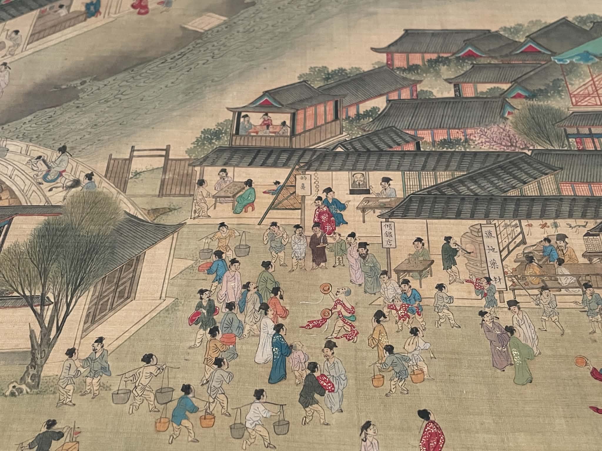 傳明仇英〈清明上河圖〉設色本中「丟銅鈸」場景。