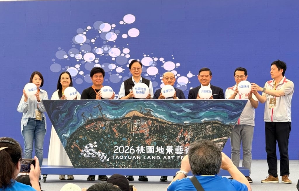 桃園市長張善政（左四）、桃園文化局長邱正生（左五）與計畫主持人陳宣誠（左三）、策展人林羽婕（左二）、策展人黃琬雯（左一）等共同為本屆桃園地景藝術節開場。（本刊資料室）