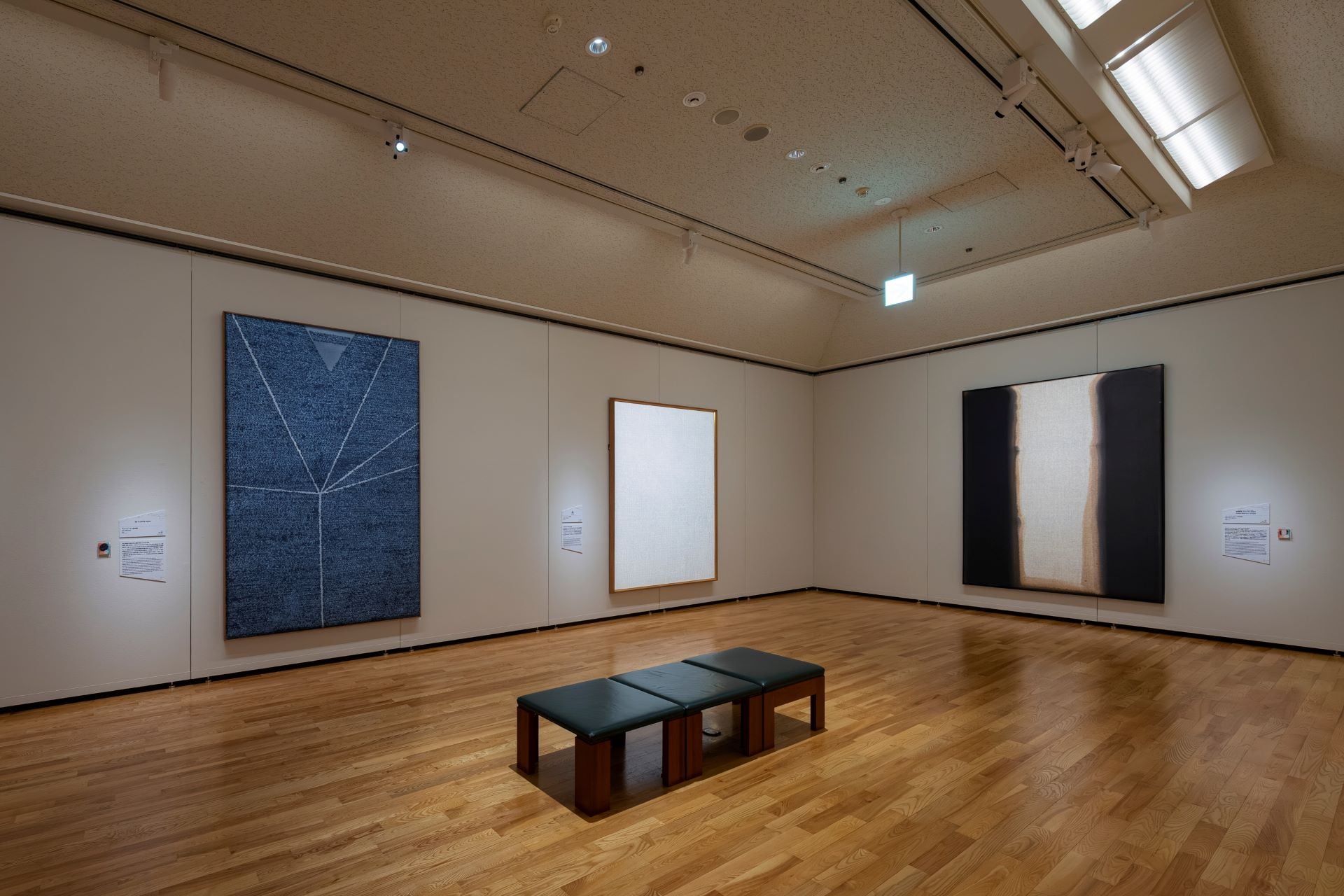 「從歷史與傳統孕育而生的表現」單元展場中的韓國單色畫。Photo by Kawasaki Ittoku / 福岡亞洲美術館提供