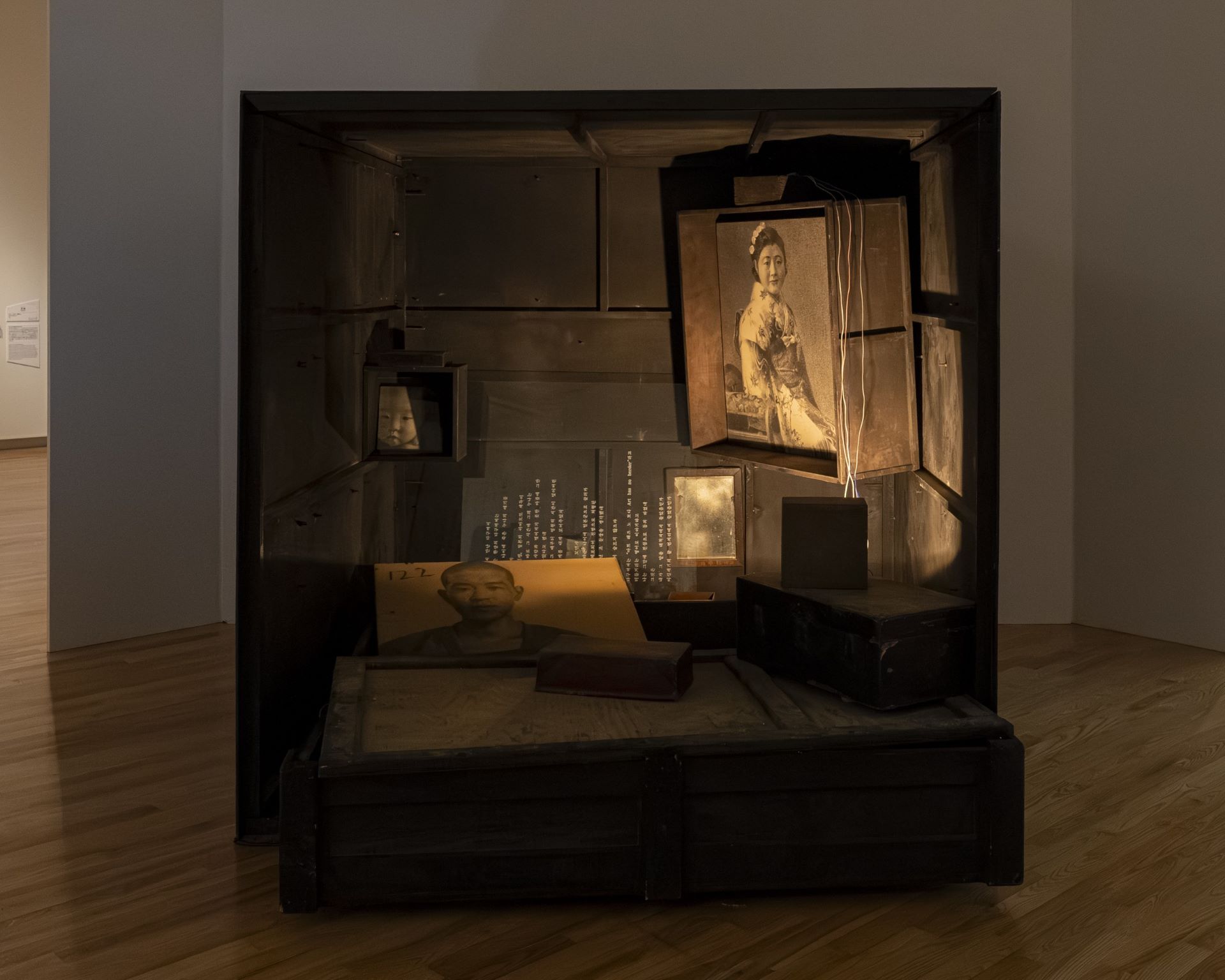 曹德鉉《箱子》，1994，木炭、鉛筆、畫布、古董箱、玻璃等，210×210 x210公分，福岡亞洲美術館藏。Photo by Kawasaki Ittoku / 福岡亞洲美術館提供