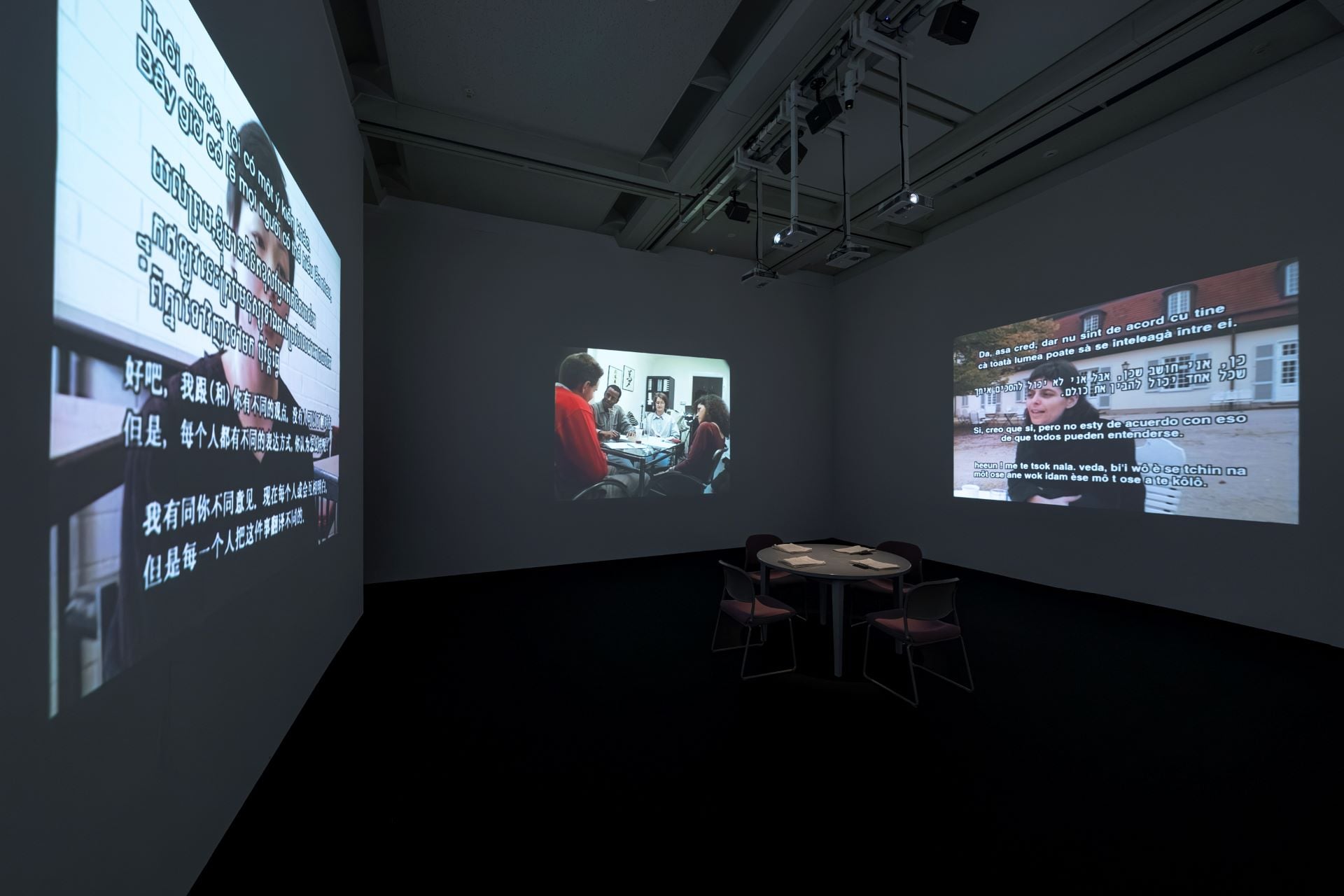岩井成昭《DIALOGUE》，1996-1999，錄影、錄影播放器、投影機、擴音器、揚聲器、桌子、紙張，500x750x700公分，福岡亞洲美術館藏。Photo by Kawasaki Ittoku / 福岡亞洲美術館提供