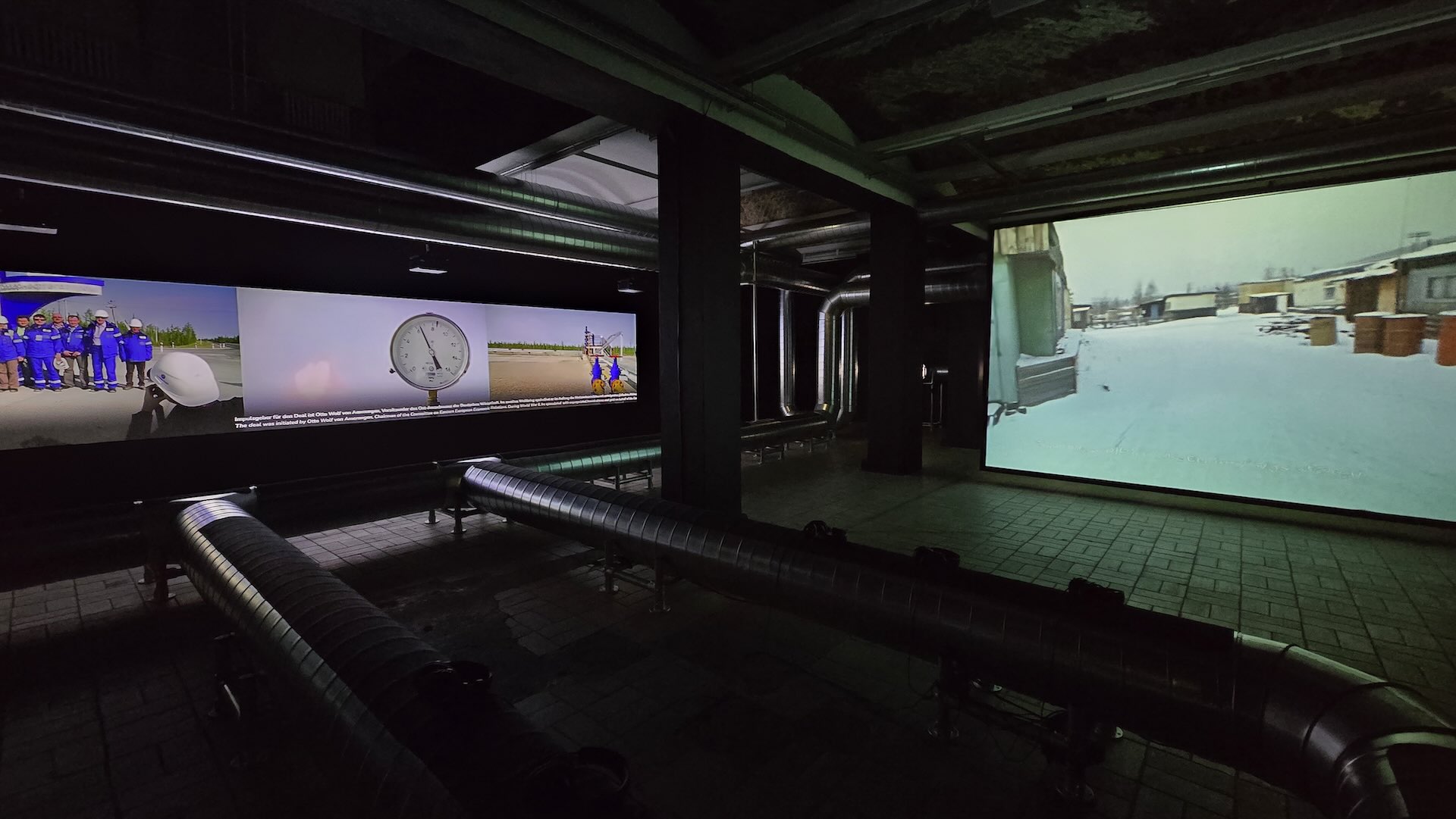 希朵．史戴爾（Hito Steyerl）的團隊所共同發展的作品《漏油》（The Leak，2024），現場展出效果極佳。（攝影／高森信男）