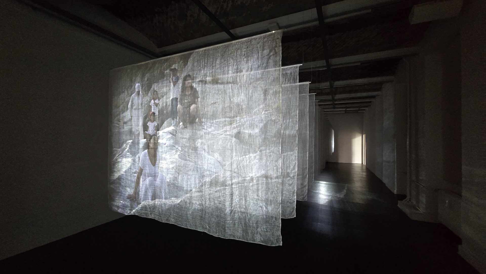 薩奧達特．伊斯梅洛娃（Saodat Ismailova）｜當我們消逝（As We Fade） 24片絲綢 雙頻道投影（20’39”） 115×147×1150 cm 2024 攝影／高森信男