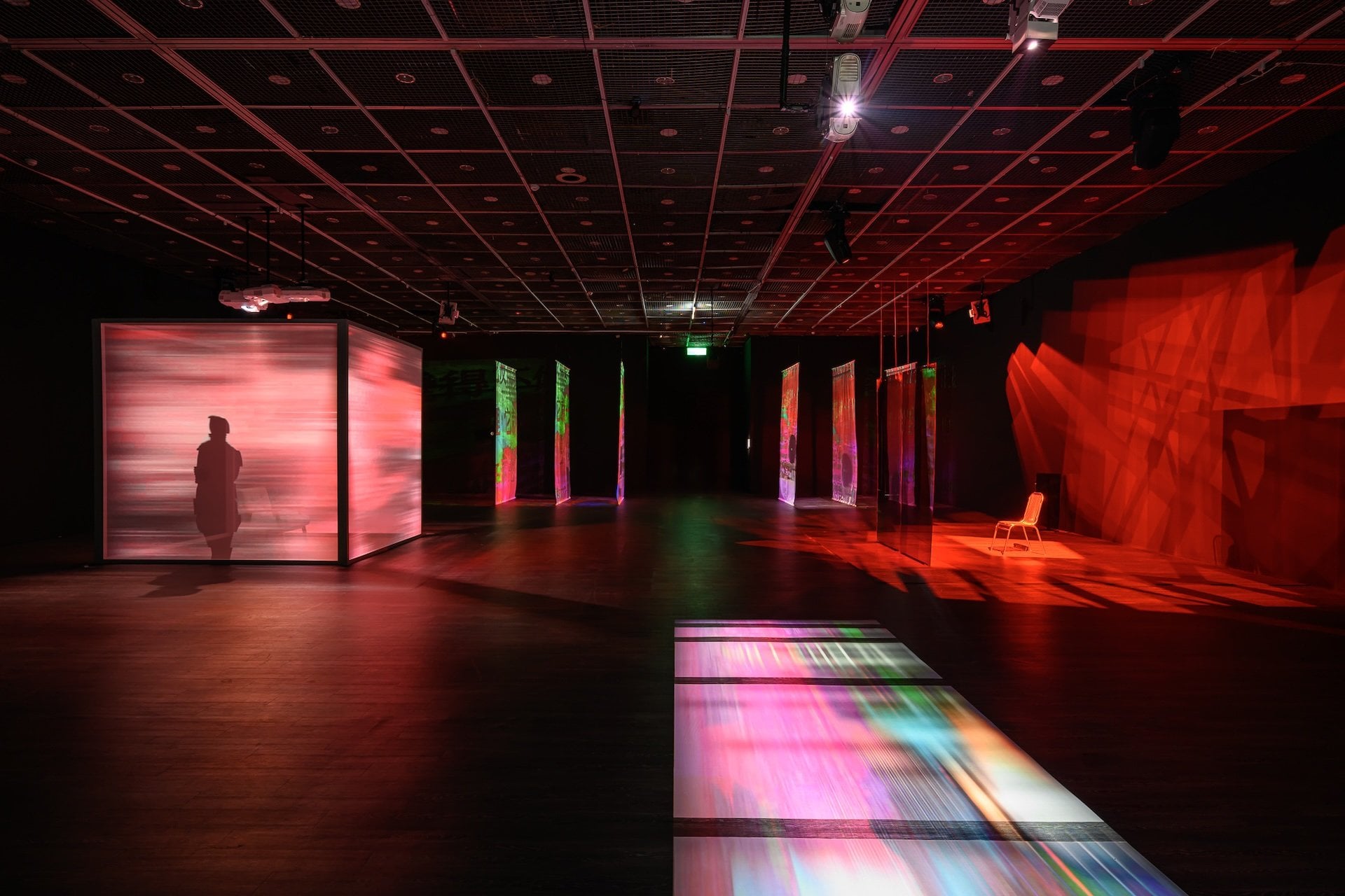 「記憶的囚徒困境」201展間一景，畫面中展出李國漢《你的傷是物自身嗎？》、王芳寧《在》、鄭兆恩《載》。（台北當代藝術館提供，攝影／ANPIS FOTO 王世邦）