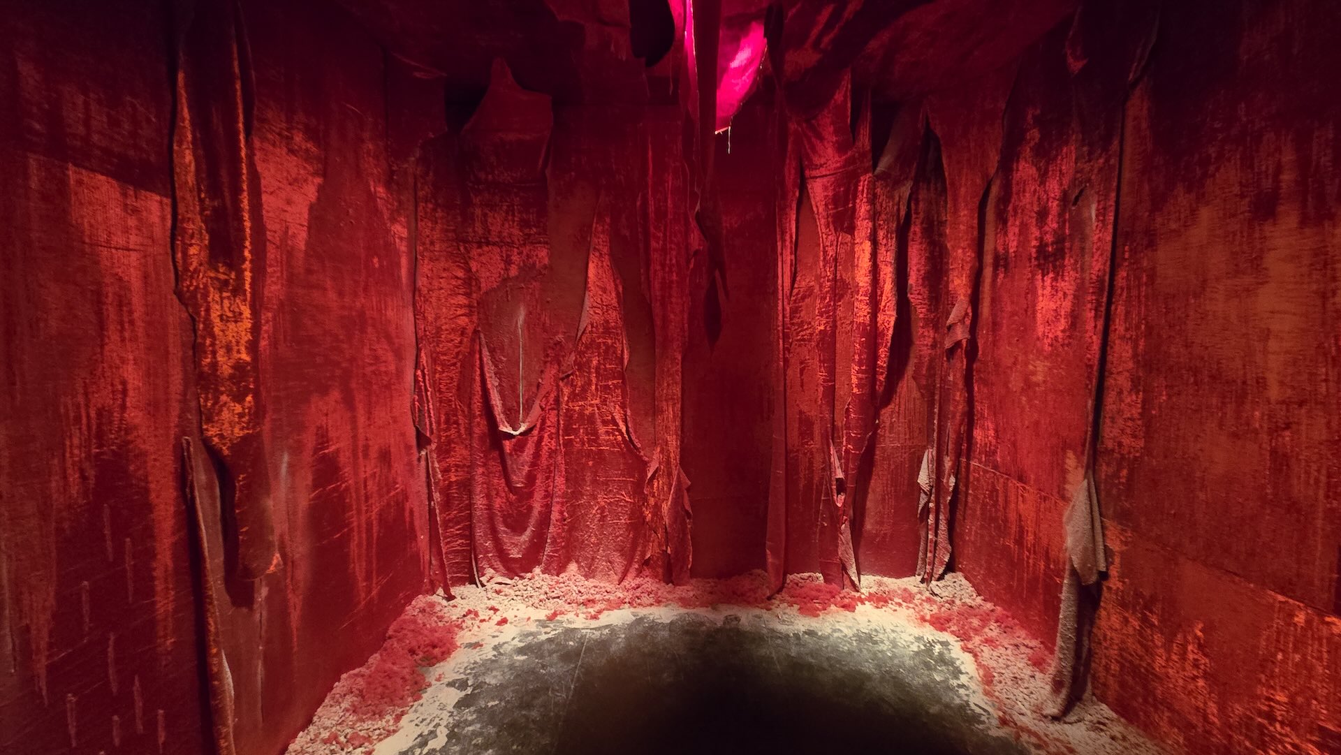 哈薩克藝術家古爾奴．穆卡札諾娃（Gulnur Mukazhanova）｜材料作為記憶（Material as Memory） 人造絨布空間裝置 280×400×300 cm 2026 攝影／高森信男
