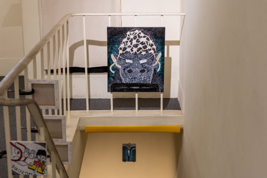 「Room In Room Out」展場一景，畫面為蕭其珩作品。展覽以「福來爹繪畫教室」成員間的友誼與共同生活經驗為基礎，在彈性的合作關係中，將各自的創作、情緒與生活狀態帶入展場，呈現藝術團體聚攏與流動的樣貌。（謝以恭提供）