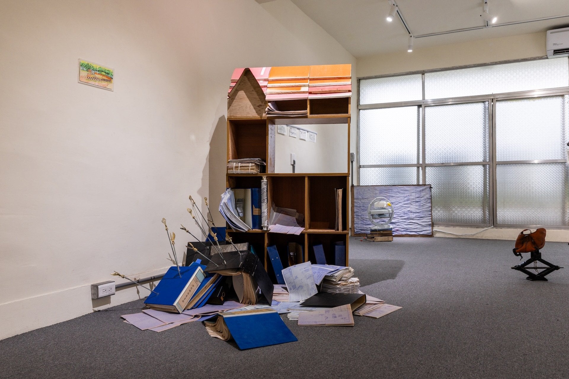 三樓的展覽空間，展出成員的作品錯落，在沒有標示的情況下難以分辨作品歸屬。（謝以恭提供）
