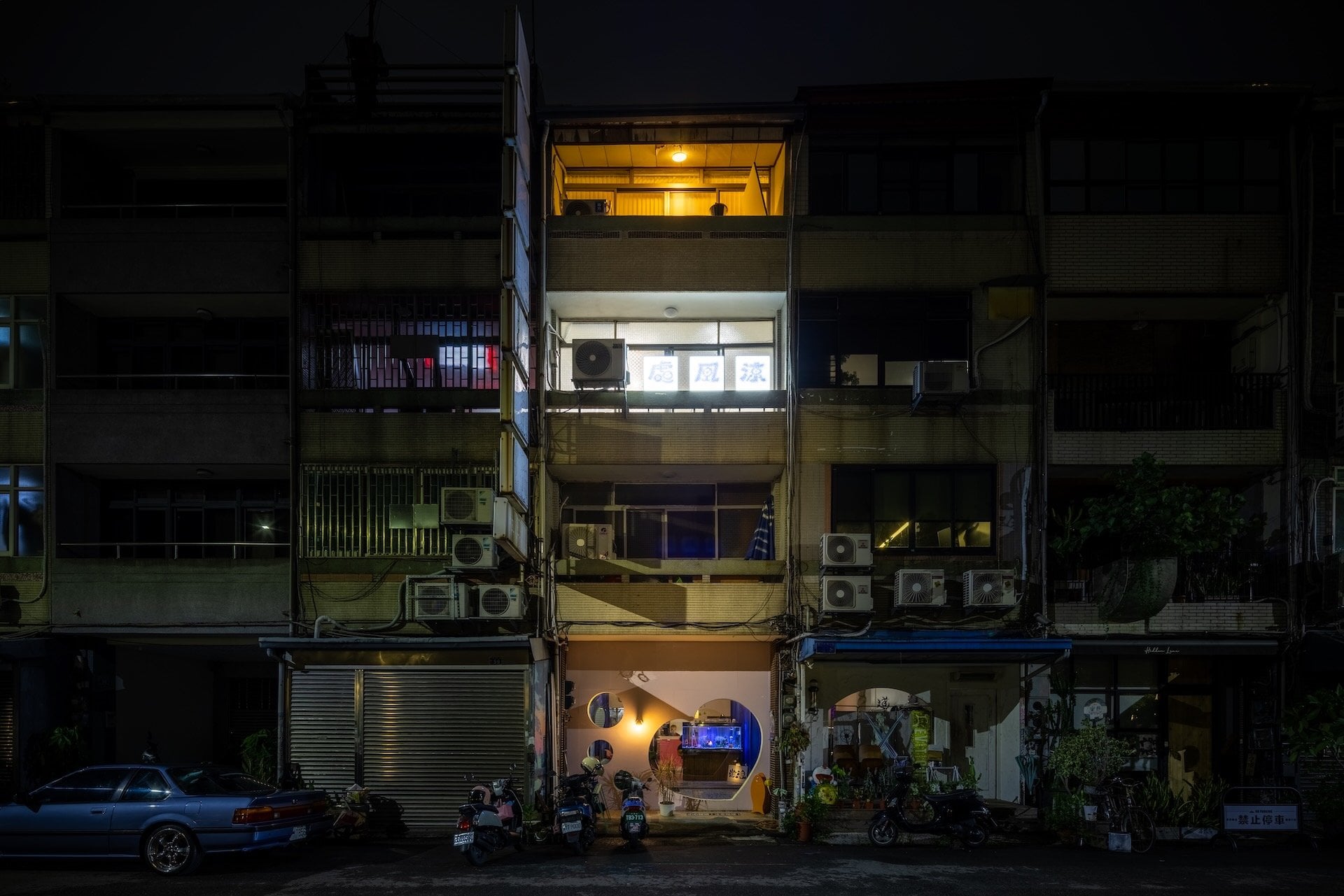 位於台中市西區的毛刺，蕭其珩的「涼風處」在整條黯淡的街上格外惹眼。（謝以恭提供）