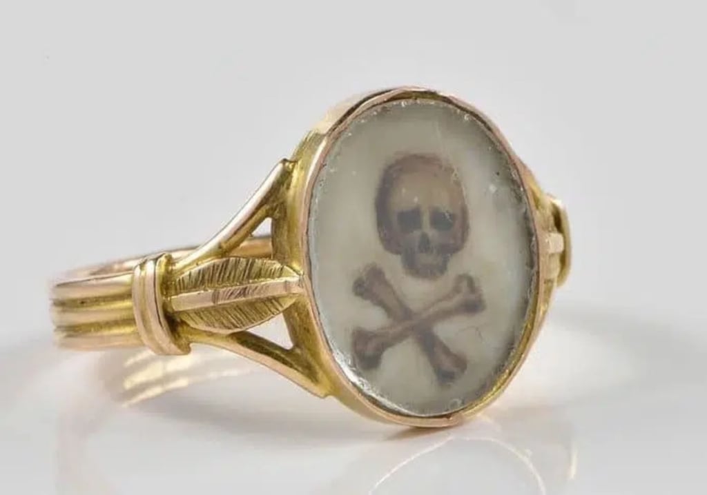 骷髏與交叉骨 Memento mori 戒指,約1680年。(圖片來源:1stDibs)