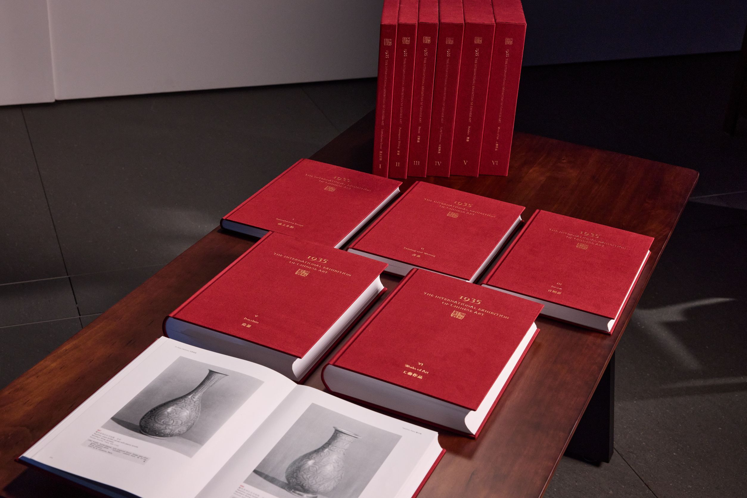 《1935倫敦藝展》，丹尼爾・埃斯肯納齊（Daniel Eskenazi）出版，康蕊君（Regina Krahl）編，康蕊君（Regina Krahl）和王嘉慧（Sarah Wong）著。圖 / 佳士得香港提供。