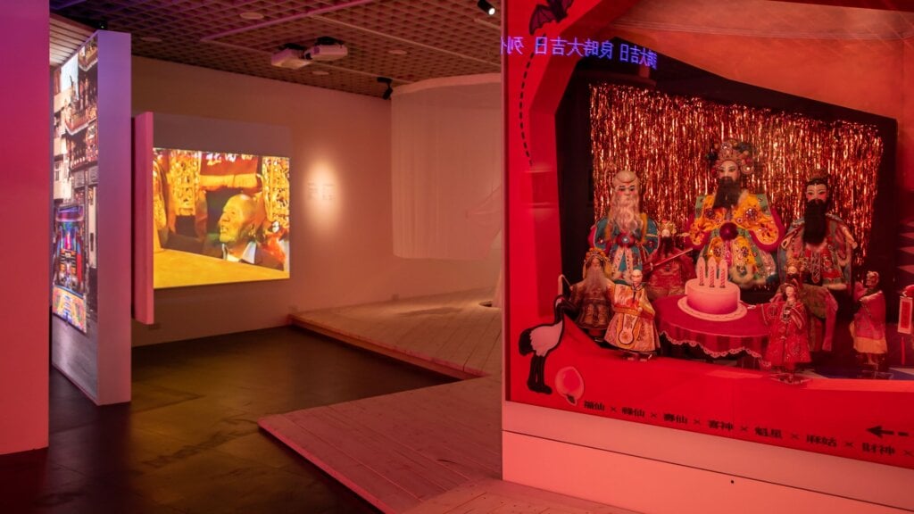 台北偶戲館年度特展 「派對代號:扮仙 一場為神明準備的儀式劇場」登場, 將Gen Z精神注入傳統布袋戲酬神演出, 邀觀眾走入這場人神共樂的派對!