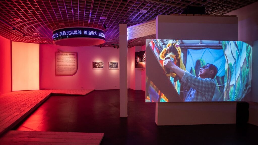 台北偶戲館年度特展 「派對代號:扮仙 一場為神明準備的儀式劇場」登場, 將Gen Z精神注入傳統布袋戲酬神演出, 邀觀眾走入這場人神共樂的派對!