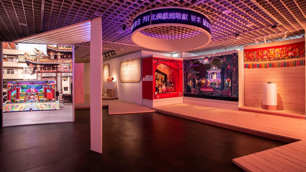 台北偶戲館年度特展 「派對代號：扮仙 一場為神明準備的儀式劇場」登場， 將Gen Z精神注入傳統布袋戲酬神演出， 邀觀眾走入這場人神共樂的派對！