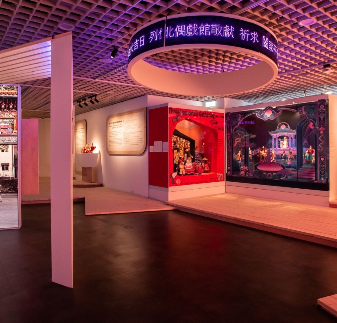 台北偶戲館年度特展 「派對代號:扮仙 一場為神明準備的儀式劇場」登場, 將Gen Z精神注入傳統布袋戲酬神演出, 邀觀眾走入這場人神共樂的派對!
