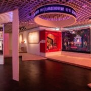 台北偶戲館年度特展 「派對代號：扮仙 一場為神明準備的儀式劇場」登場， 將Gen Z精神注入傳統布袋戲酬神演出， 邀觀眾走入這場人神共樂的派對！