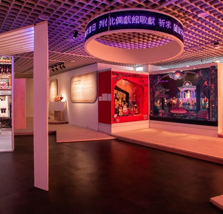 台北偶戲館年度特展 「派對代號：扮仙 一場為神明準備的儀式劇場」登場， 將Gen Z精神注入傳統布袋戲酬神演出， 邀觀眾走入這場人神共樂的派對！