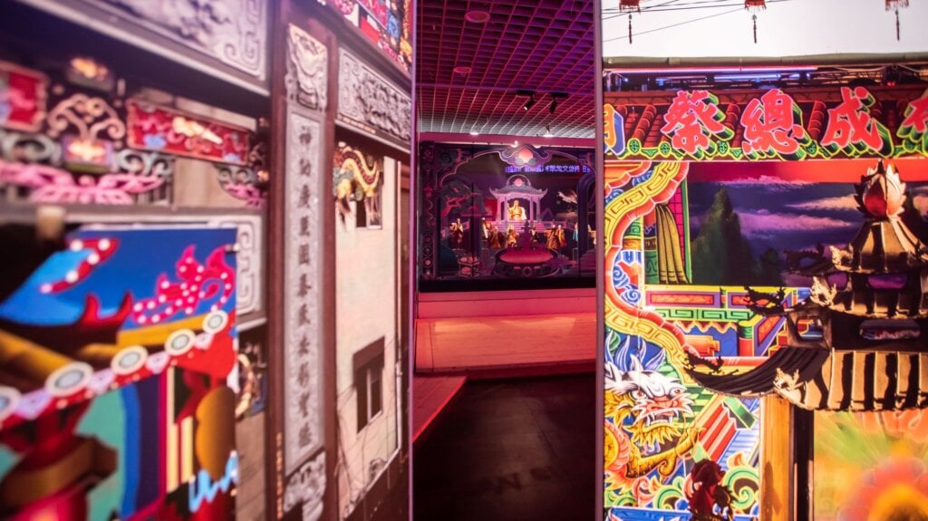 台北偶戲館年度特展 「派對代號:扮仙 一場為神明準備的儀式劇場」登場, 將Gen Z精神注入傳統布袋戲酬神演出, 邀觀眾走入這場人神共樂的派對!