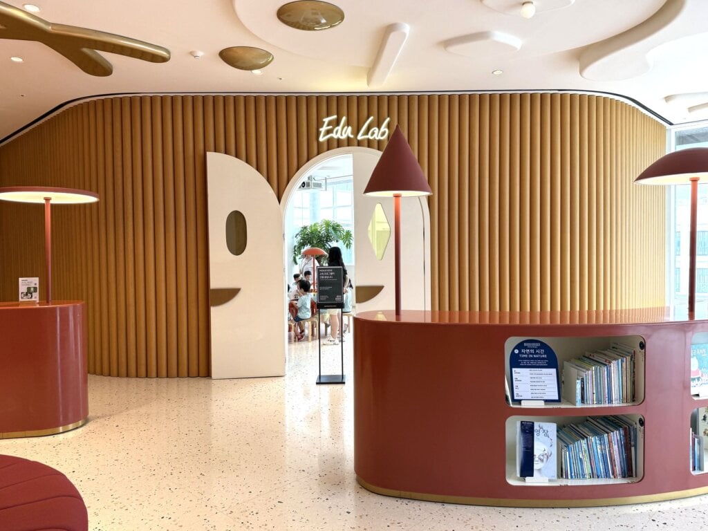【專欄｜蘇蘇の繪本書店地圖】當百貨公司成為繪本的載體：韓國 MOKA GARDEN 的「體驗型閱讀」