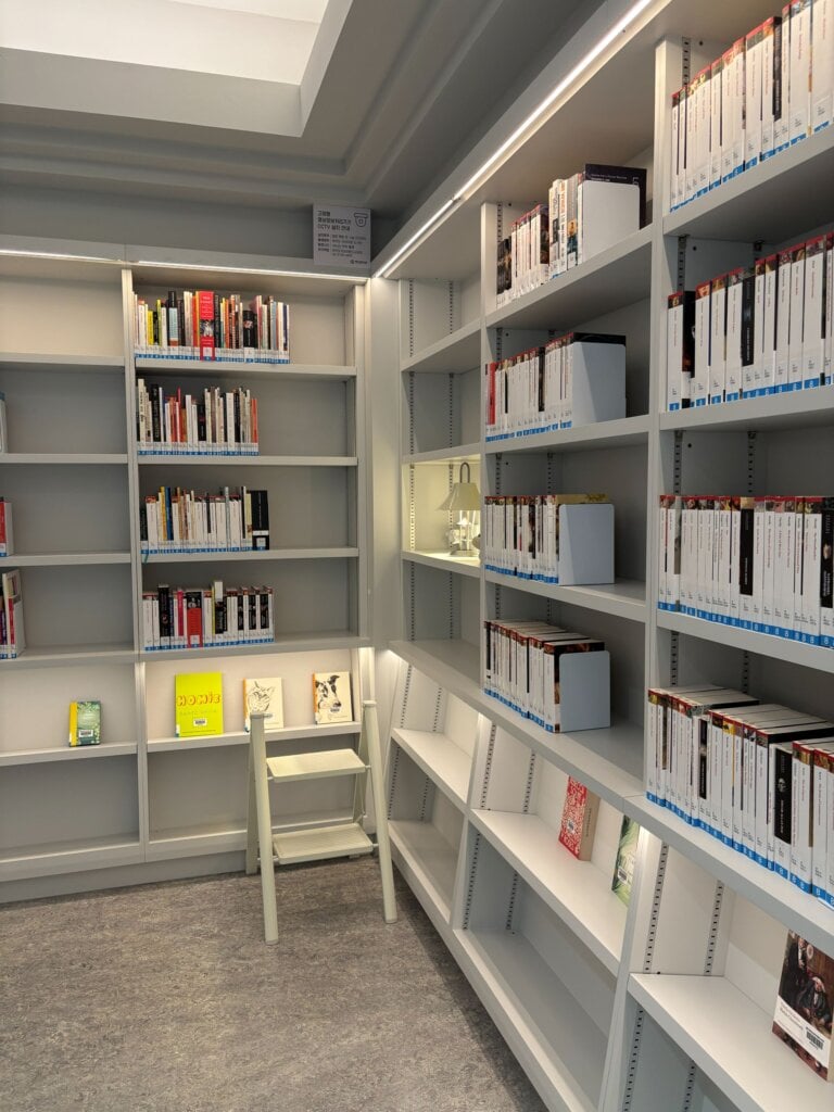 英語資料區的高櫃和搭配的取書梯子